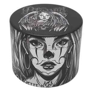 Grinder 4 Parti XL | Alluminio | 55 mm | Serie di arte del tatuaggio chicano | Disegno 4 | Beato Angelo