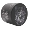 Grinder 4 Parti XL | Alluminio | 55 mm | Serie di arte del tatuaggio chicano | Disegno 5 | Imbroglione